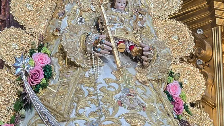 El Rosario del papa que porta La Virgen estos días, previos a la peregrinación a Roma