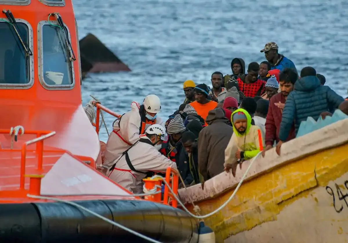 Salvamento marítimo rescata una patera en aguas andaluzas