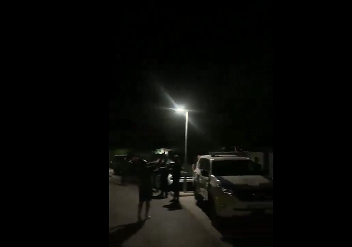 Vecinos de Villalbilla protestan frente al centro de menas