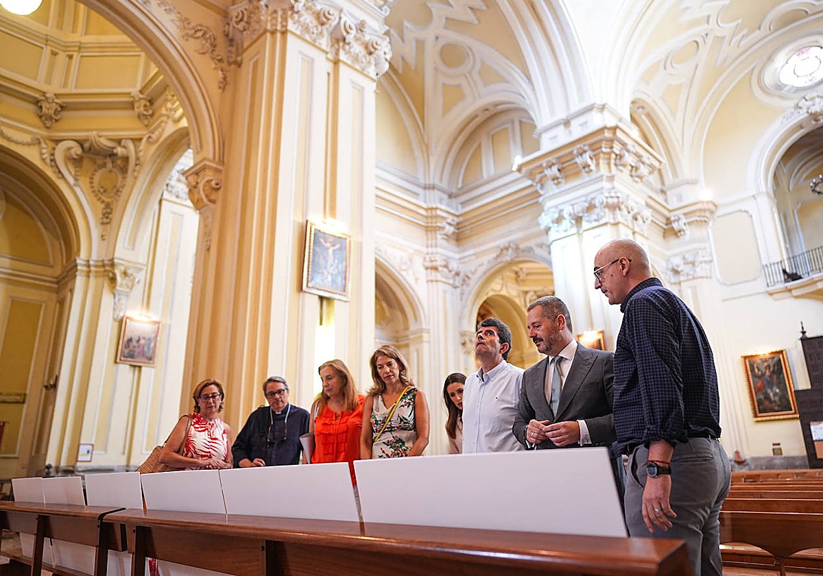 El consejero Mariano de Paco, durante su visita a la iglesia de San Millán y San Cayetano