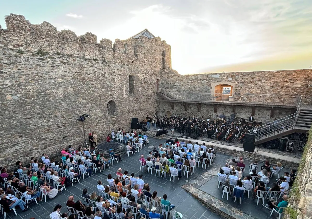 Actuación musical en directo en el castillo leonés de los Templarios