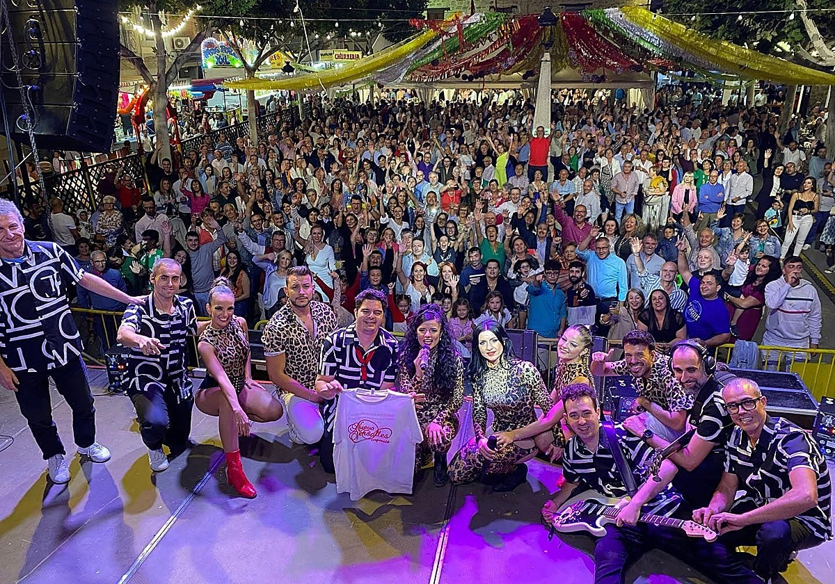 Imagen del archivo del año pasado tras la actuación de la orquesta 'Nuevo Versalles'