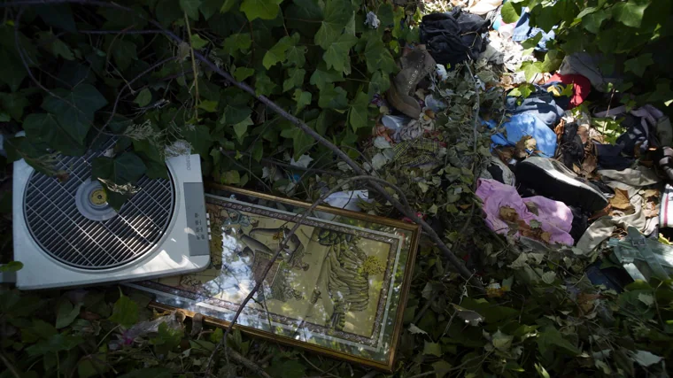 Restos de basura de los mendigos que malviven en el parque