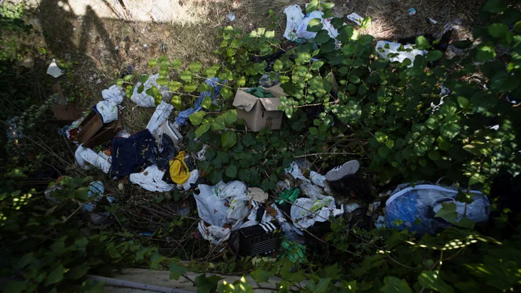 Restos de basura de los mendigos que malviven en el parque