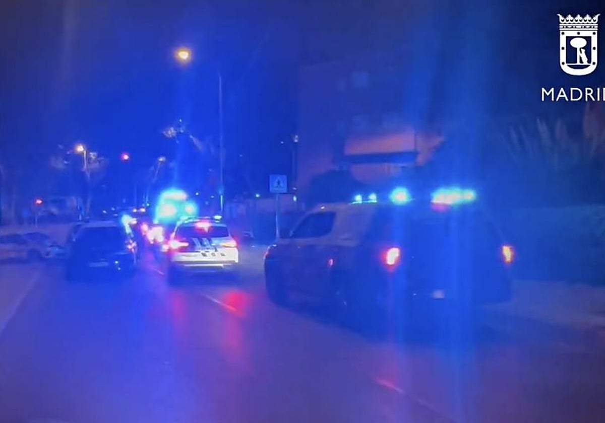 Agentes de la Policía Nacional y Municipal junto a sanitarios de Samur-PC en Puente de Vallecas, la noche del viernes
