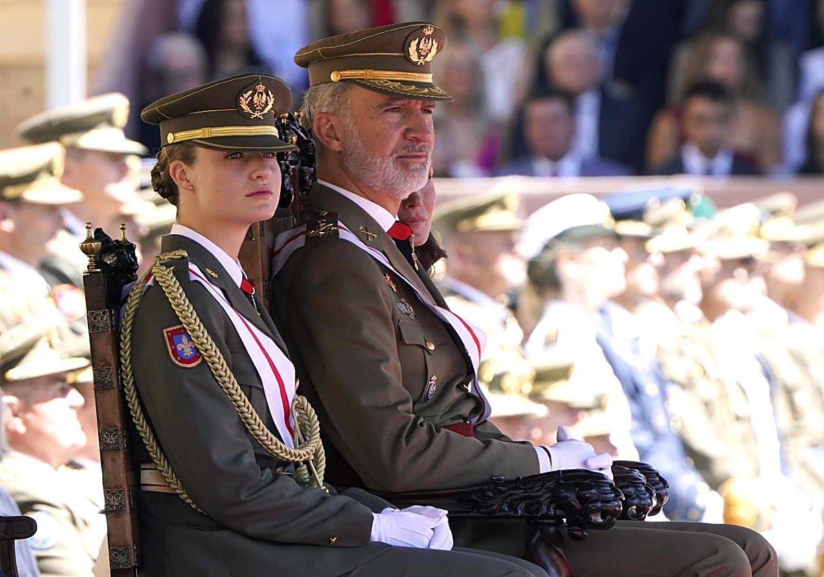 El Rey Felipe VI y la Princesa Leonor durante la entrega de los Reales Despachos de empleo y nombramientos a los nuevos oficiales del Ejército de Tierra