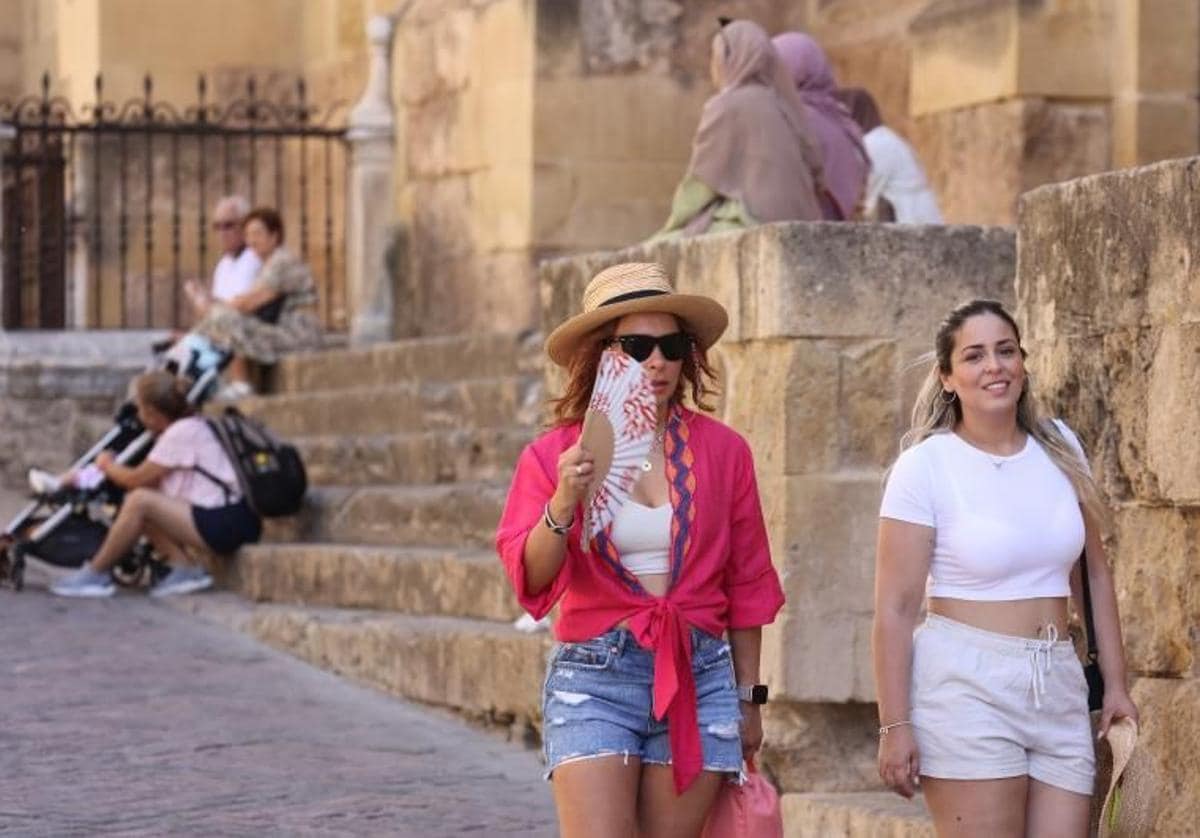 Turistas paseando por los alrededores de la Mezquita en agosto