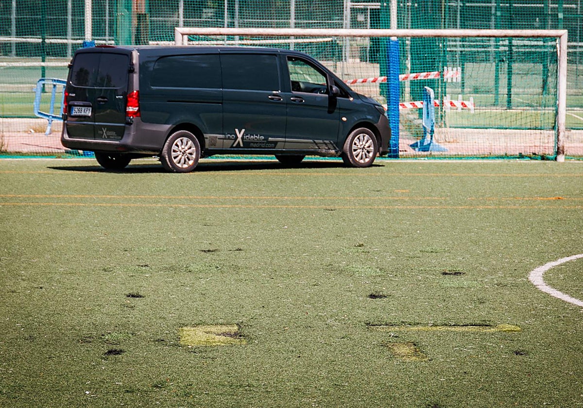 Desperfectos en el campo de fútbol del Centro Deportivo Municipal La Chopera en el Retiro