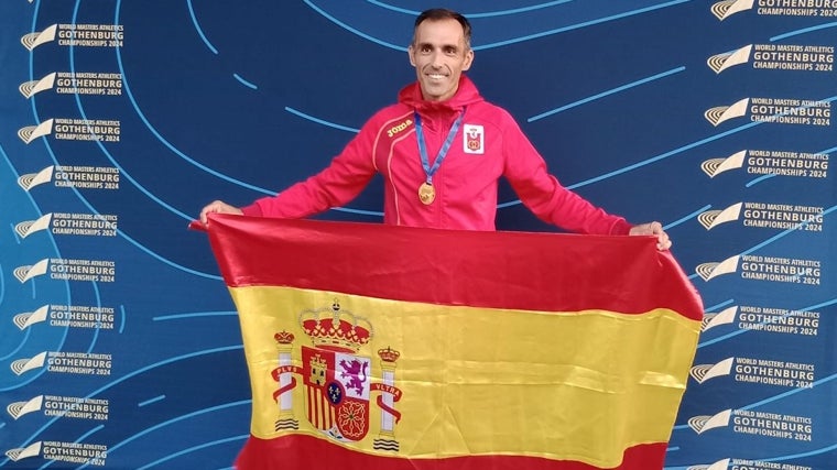 Pedro Javier Vega Ballesteros posa con la bandera de España en el Campeonato del Mundo Máster-40 que se ha disputado en Gotemburgo (Suecia)