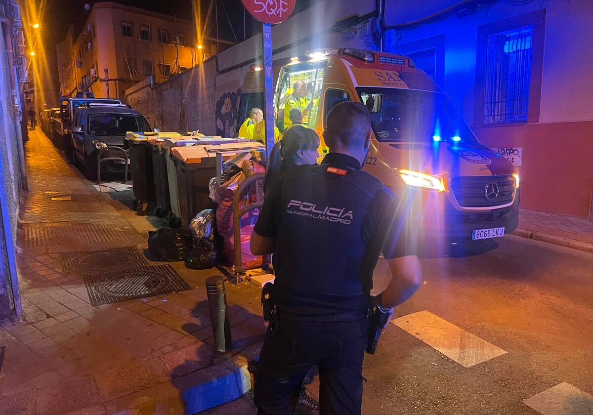 Policía Municipal y sanitarios de Samur en el lugar de los hechos, esta madrugada