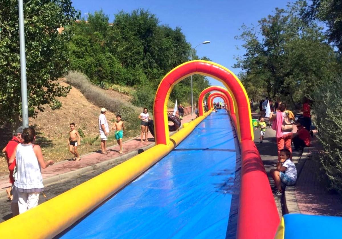 El pueblo de Madrid donde disfrutar de un tobogán acuático gigante y de acceso gratuito: dónde está y cómo llegar