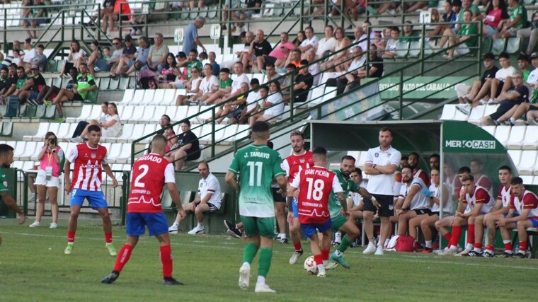 Un lance del partido amistoso entre el CD Toledo y el Navalcarnero