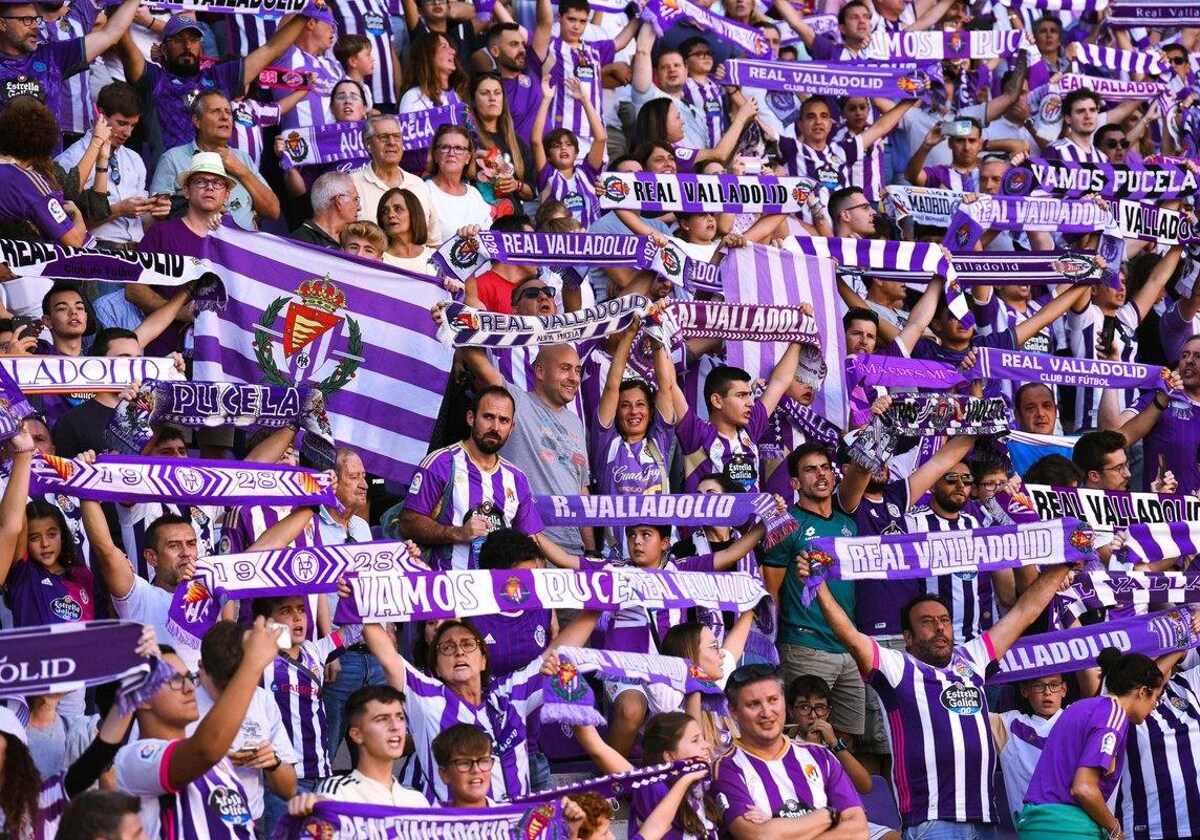 Imagen de archivo de los seguidores del Real Valladolid animando al equipo en un partido