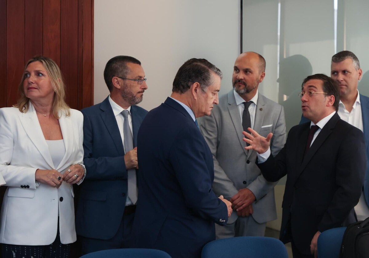 El ministro Albares en su reunión con la Junta y los ayuntamientos del Campo de Gibraltar