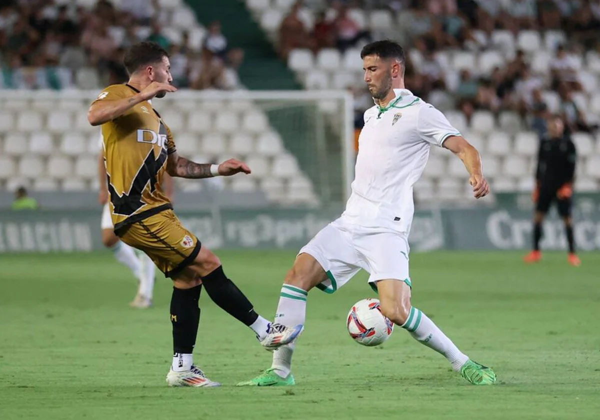 El blanquiverde Carlos Albarrán pelea el balón con un rival en El Arcángel