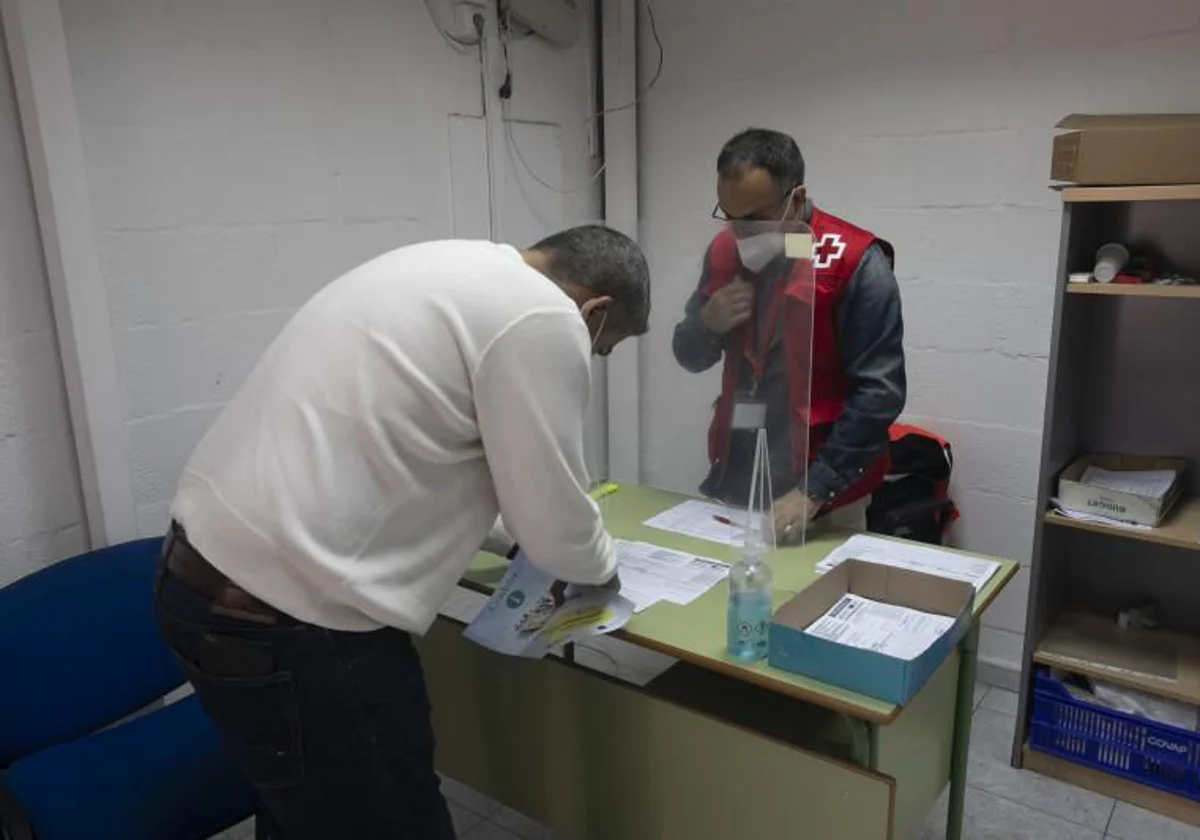 Un reparto de ayudas de Cruz Roja