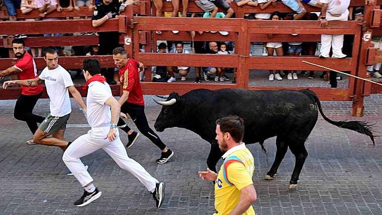 Cinco corredores y un toro en el tercer encierro