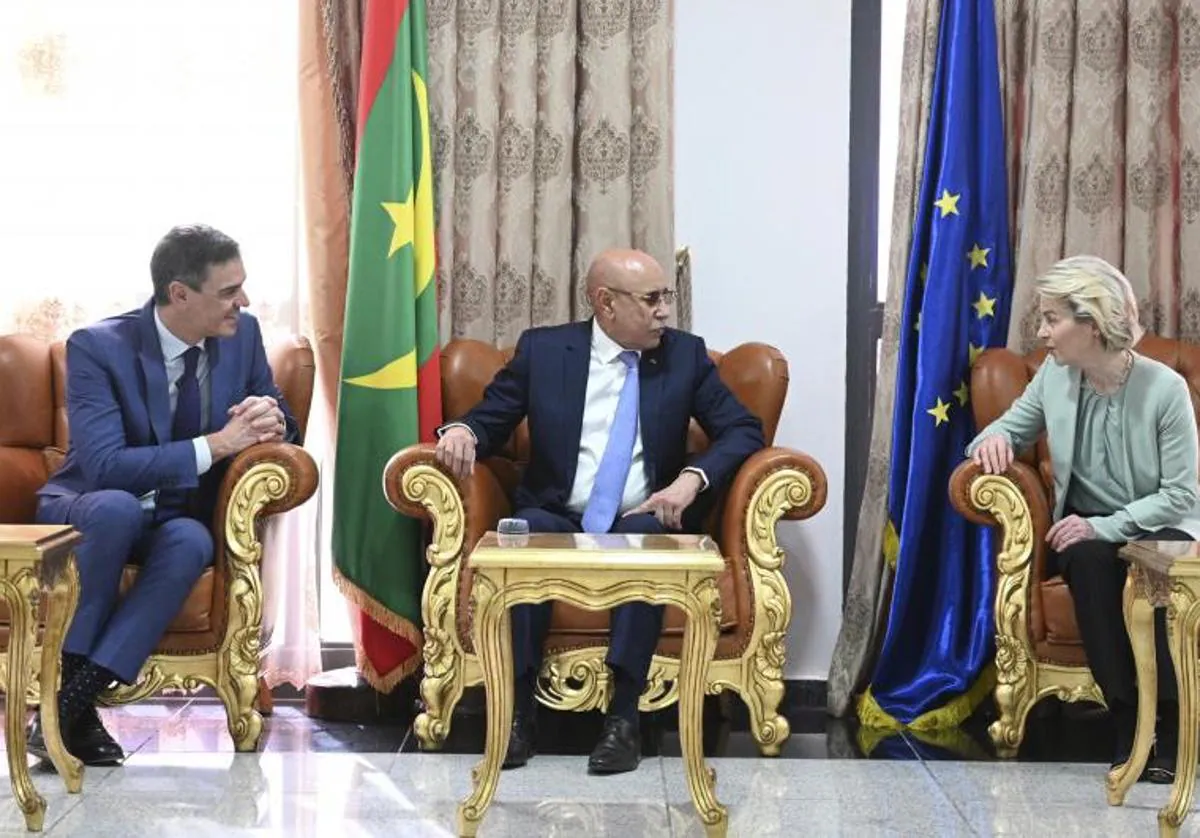 Sánchez y Von der Leyen con el presidente de Mauritania, Mohamed Uld Ghazuani, en febrero