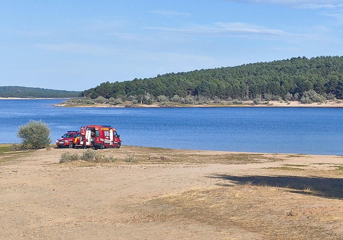 Labores de búsqueda del joven desaparecido en el embalse de Cuerda del Pozo (Soria)