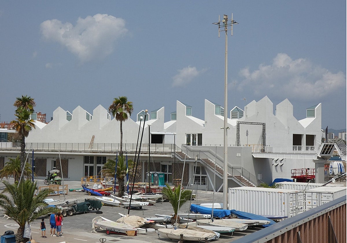 El renovado Centro Municipal de Vela, en el transformado Port Olimpic, amplía sus servicios y actividades para fomentar la fición náutica entre los ciudadanos
