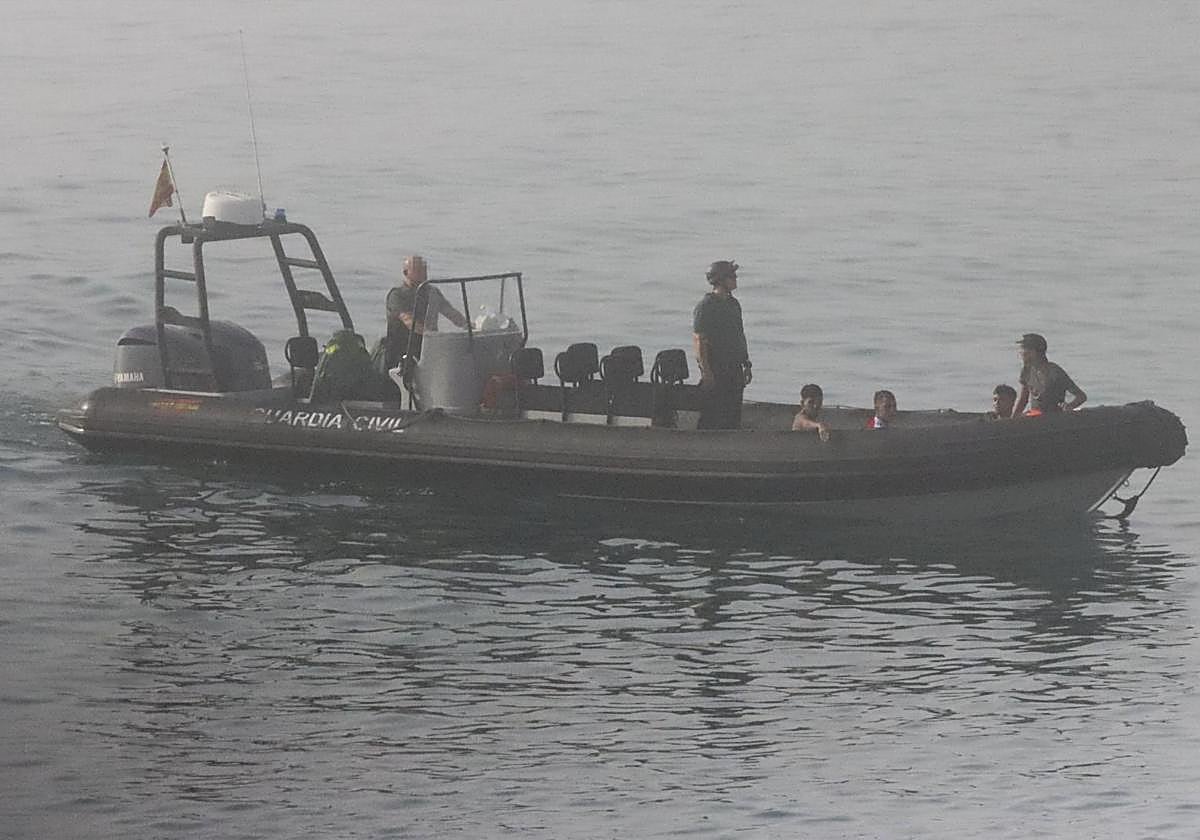Embarcación neumática de la Guardia Civil en el Tarajal (Ceuta) este martes