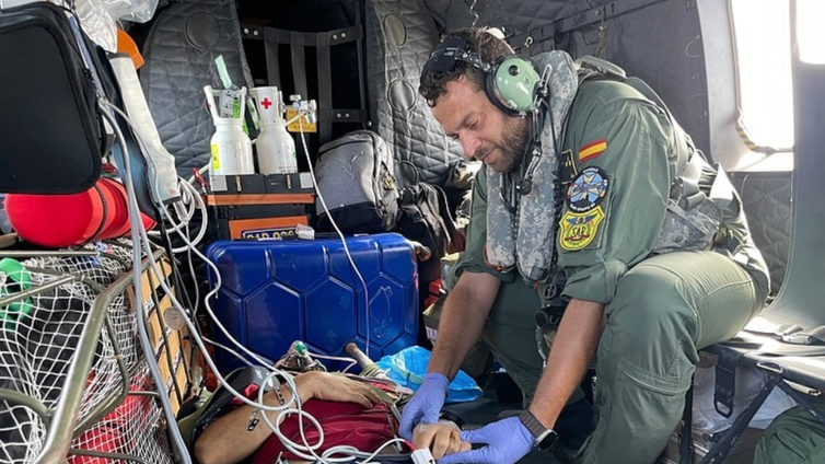 Rescate en alta mar de un marinero en estado grave en un buque a 500 kilómetros de Gran Canaria