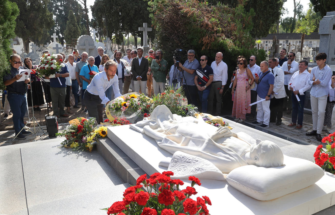 Fotos: el homenaje a Manolete en el cementerio de la Salud de Córdoba