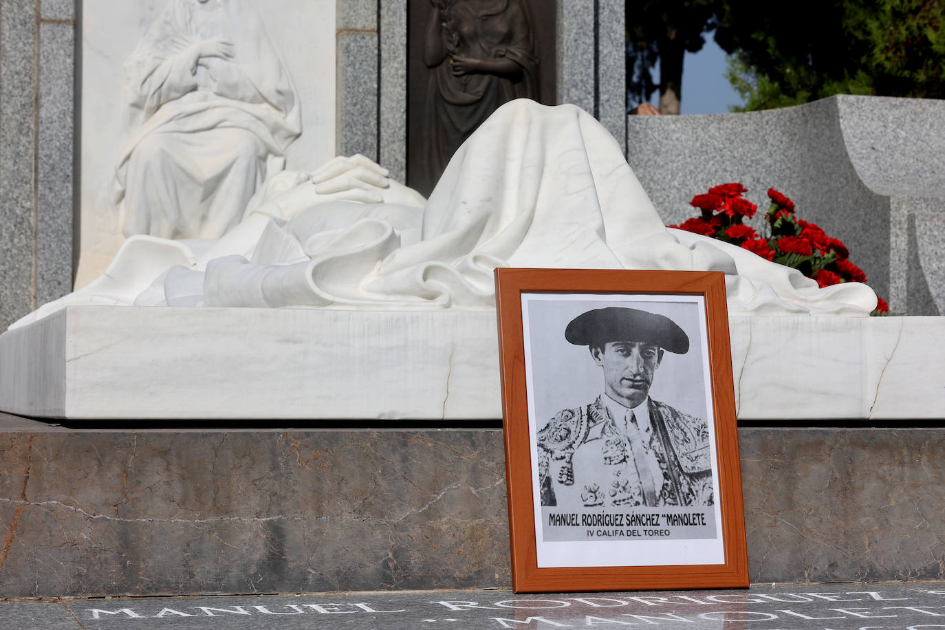 Fotos: el homenaje a Manolete en el cementerio de la Salud de Córdoba