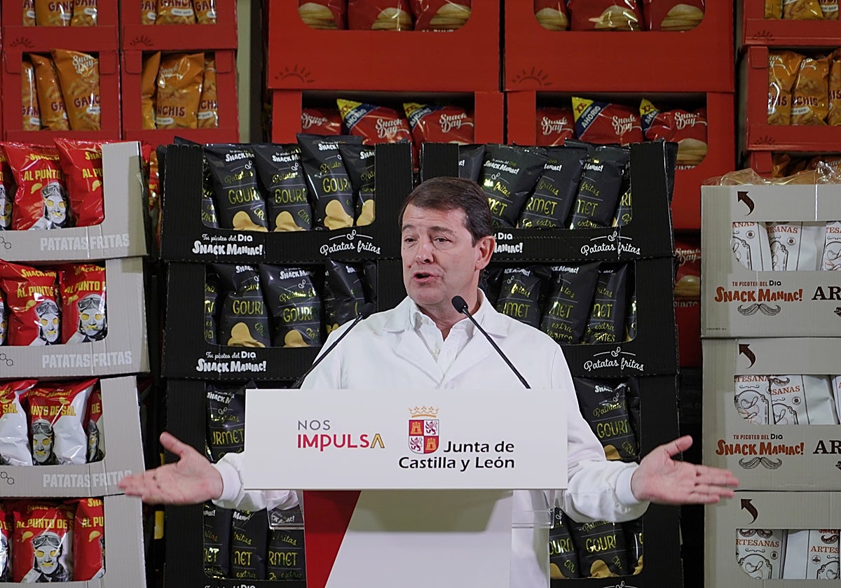 Mañueco, durante su visita este miércoles a la empresa Europe Snacks