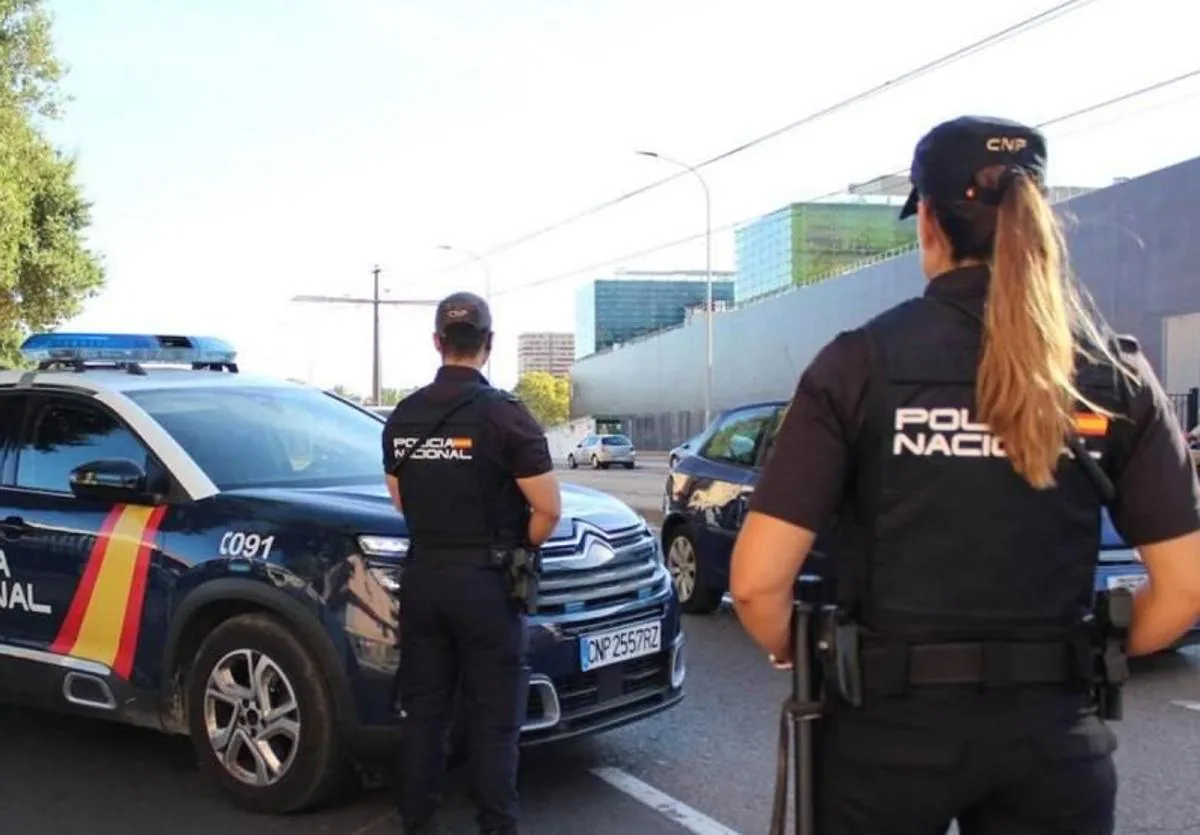 Imagen de archivo de dos agentes de la Policía Nacional