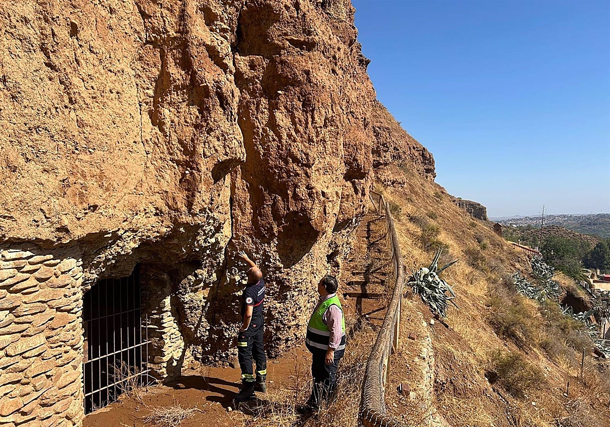 Técnicos de la Diputación de Granada examinan los daños en el Cerro del Castillejo