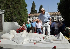 Fotos: el homenaje a Manolete en el cementerio de la Salud de Córdoba