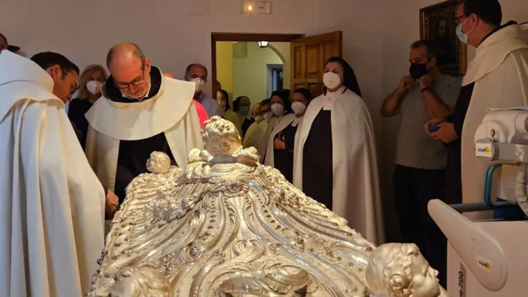 El sepulcro de santa Teresa en Alba Tormes poco antes de ser reabierto