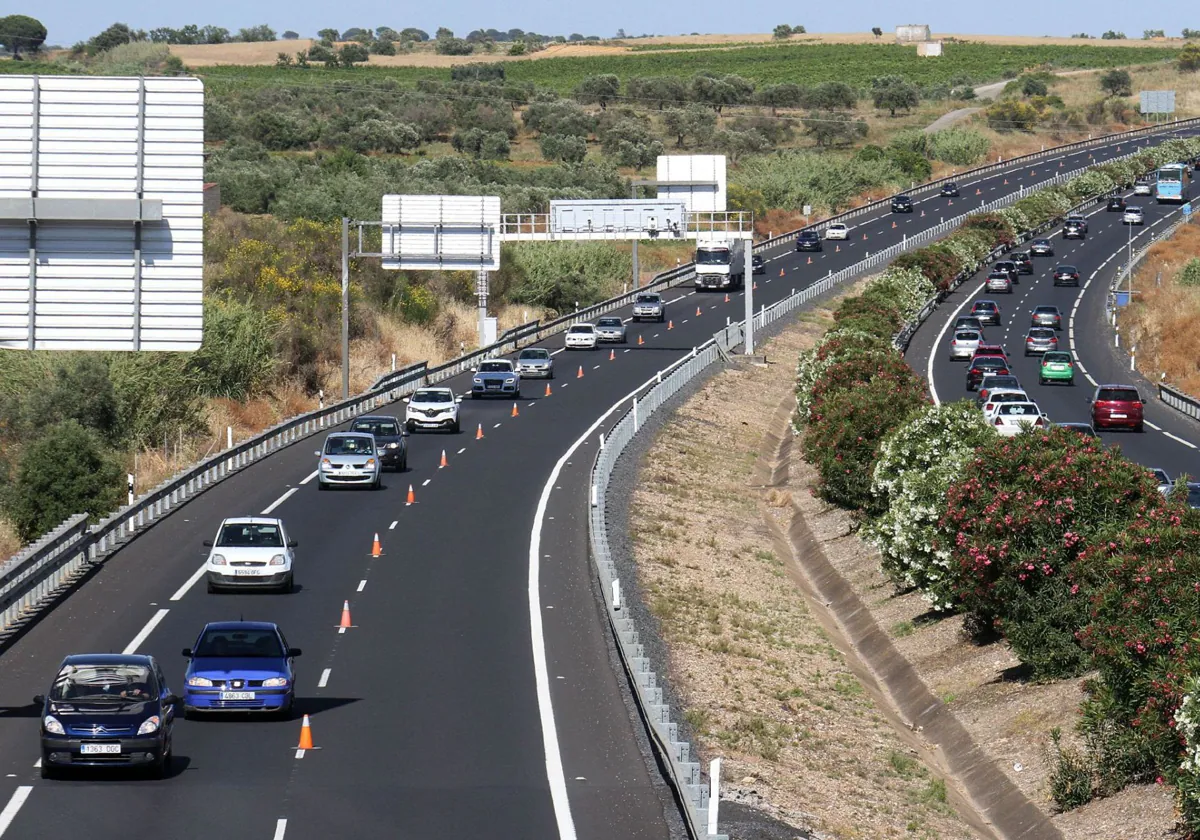 La A-49 con el tercer carril formado con conos y restando una vía al sentido contrario de la carretera