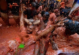 La Tomatina vuelve a teñir de rojo Buñol en una edición con 22.000 participantes de 28 países