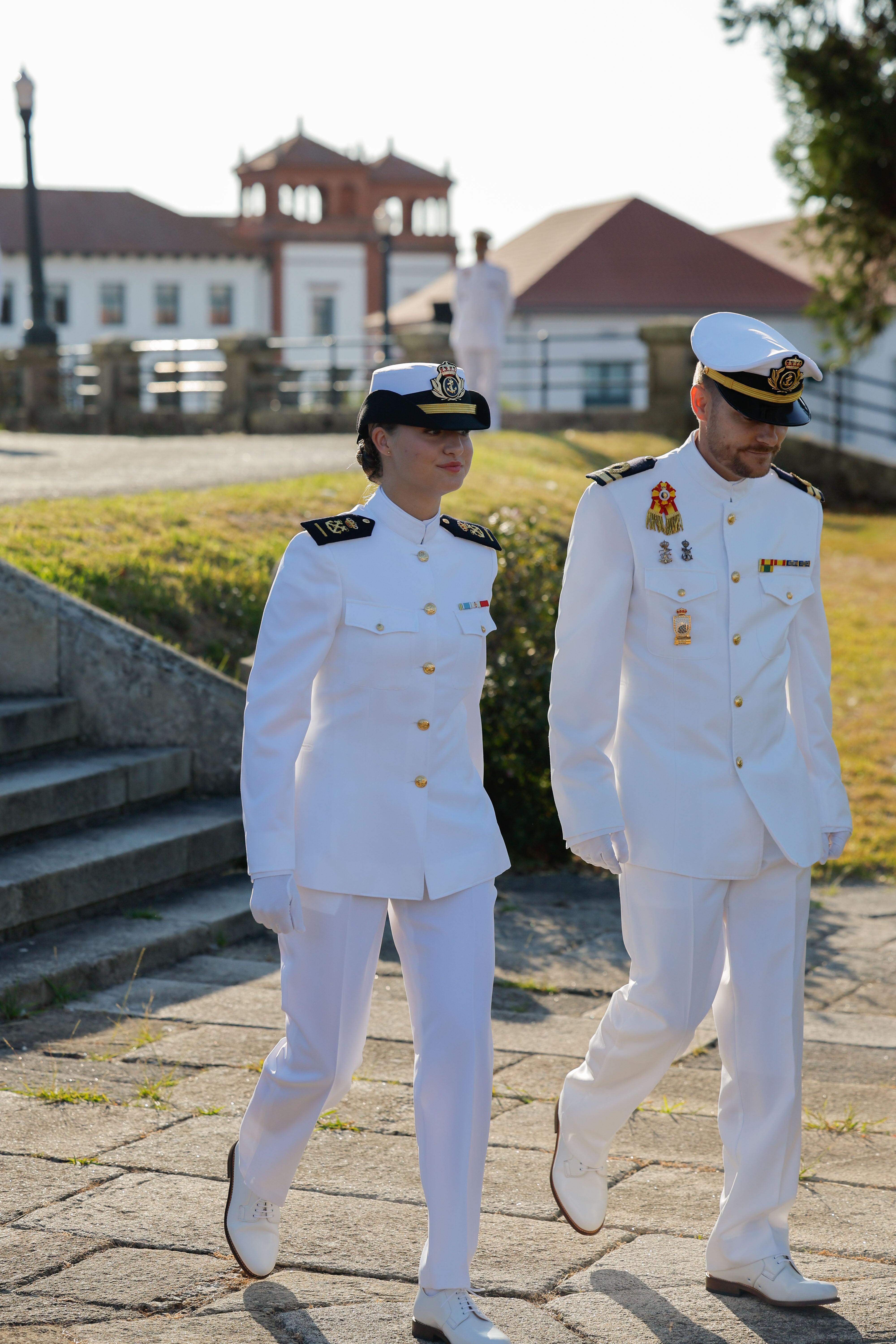 La Princesa Leonor (i) durante una ceremonia este jueves en la Escuela Naval Militar de Marín.