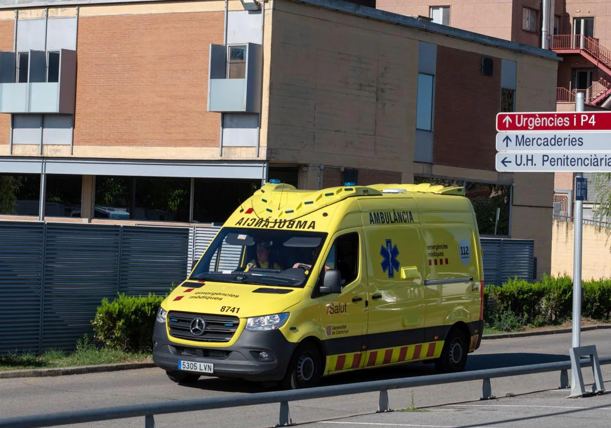 Una ambulancia de la comunidad autónoma de cataluña en una imagen de archivo