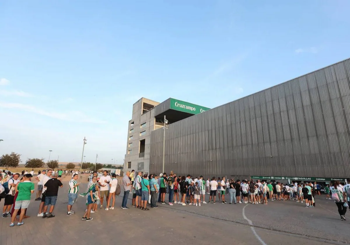 La afición del Córdoba forma colas en las taquillas de El Arcángel