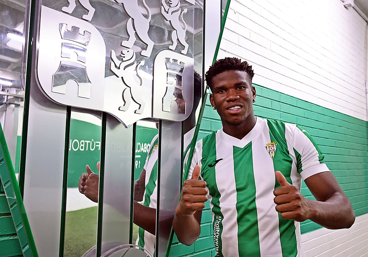 El defensa Marvel durante su presentación con el Córdoba CF