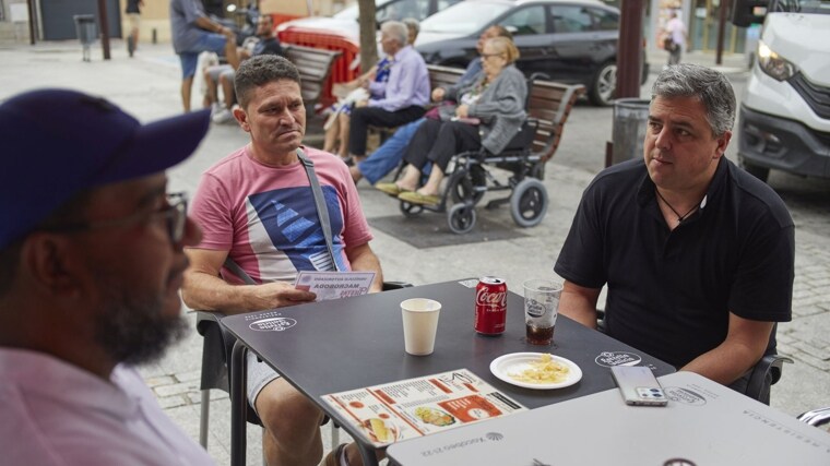 El padre Javier conversando con dos de los novios en una cafetería en San Sebastián de los Reyes