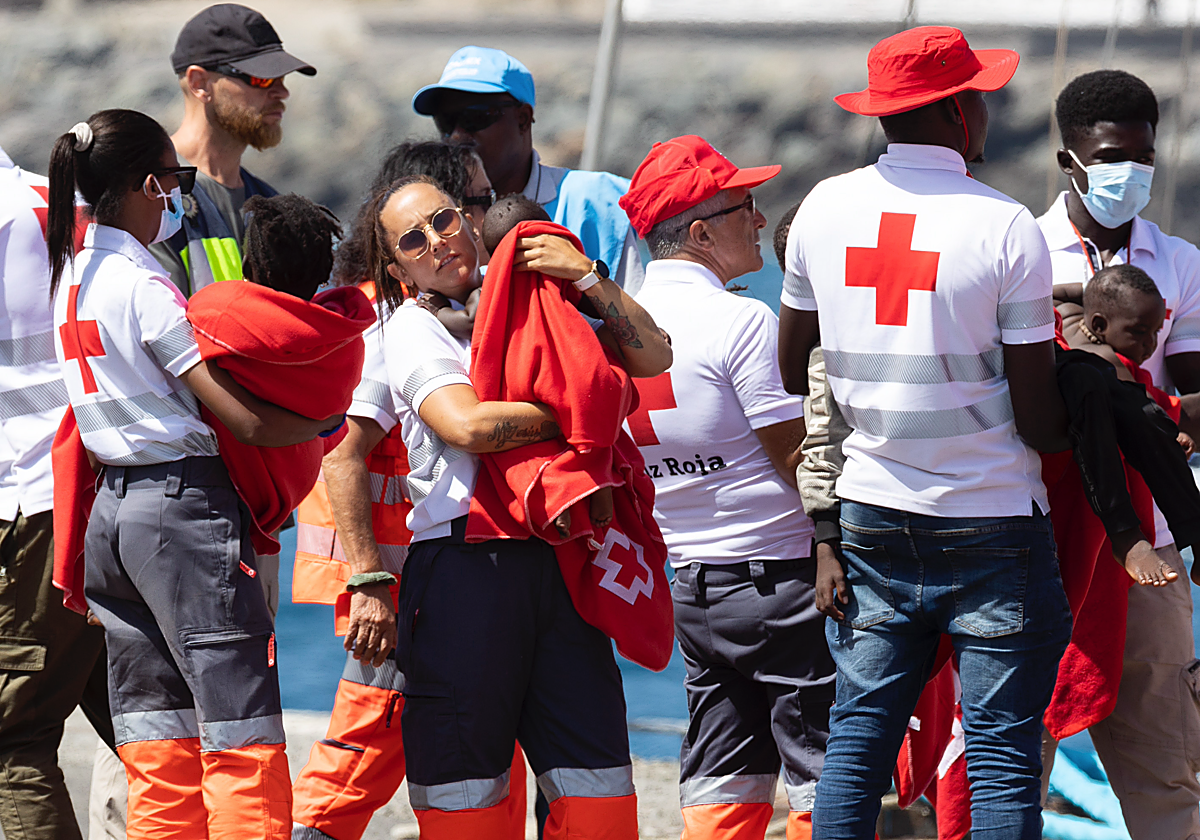 Cruz Roja ayuda al desembarque de varios bebés que viajaban en una patera rescatada en aguas de Gran Canaria ayer