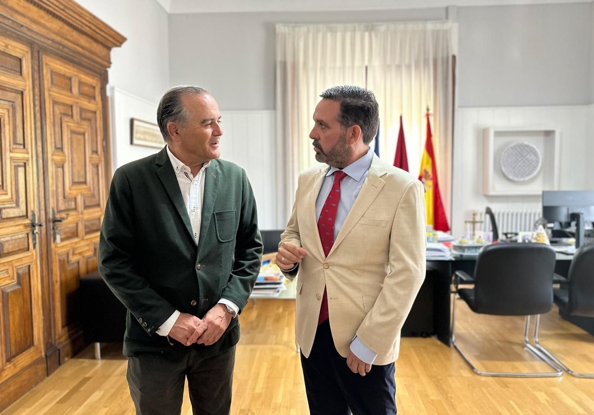 José Julián Gregorio y Joaquín Romera en el Ayuntamiento de Talavera