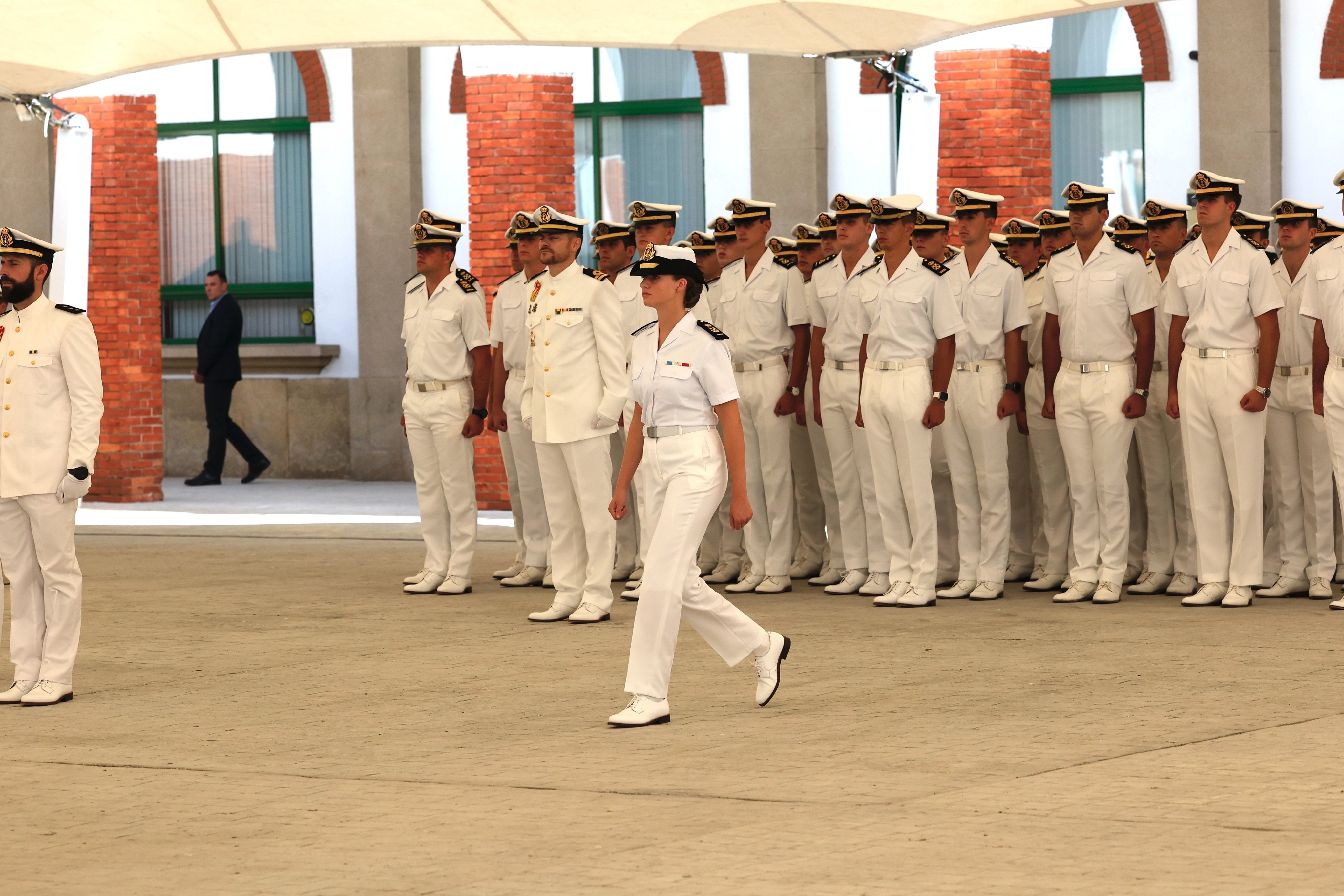 La Princesa de Asturias recibe la insignia como alumna distinguida a propuesta de la Academia General Militar de Zaragoza.