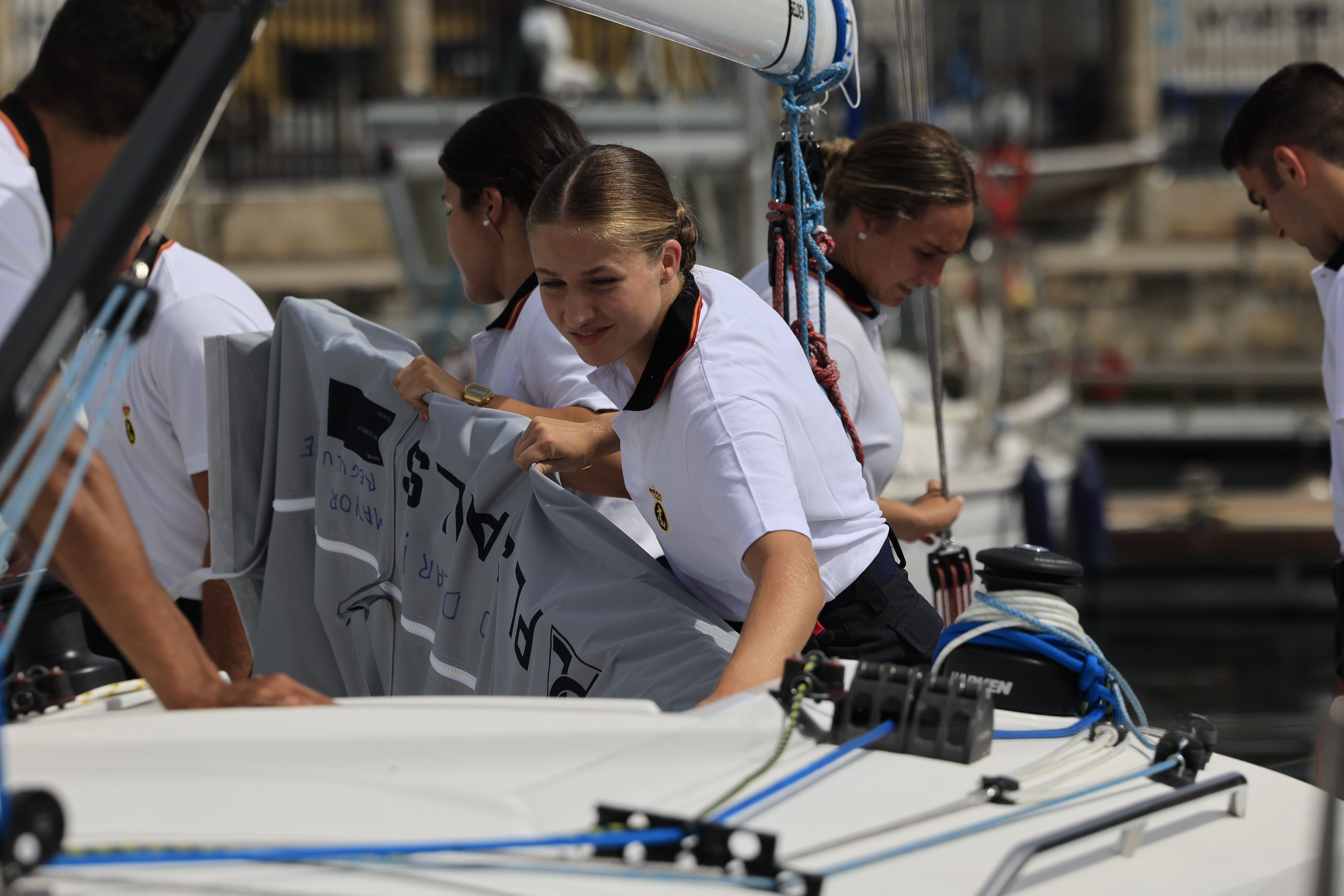La Princesa Leonor, en una embarcación de la Armada en su primer día de salida al mar tras ingresar en la Escuela Naval Militar de Marín.
