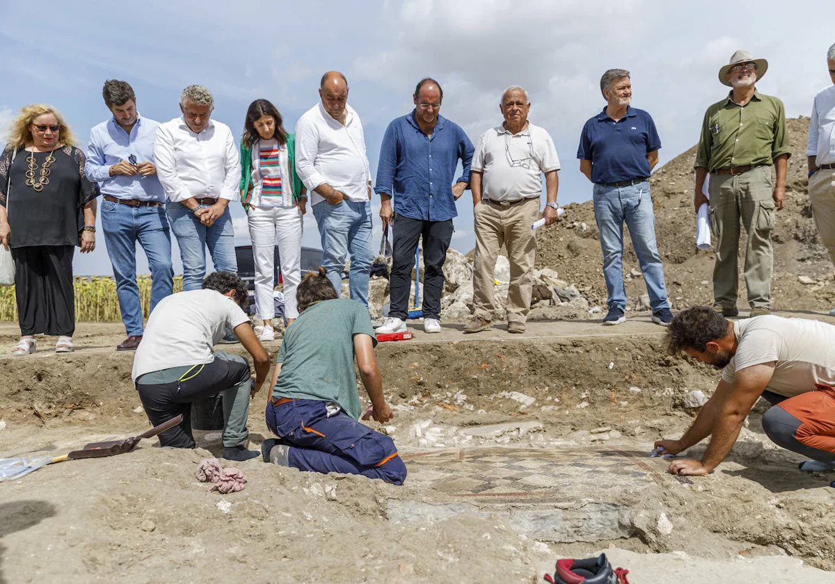 El consejero de Cultura, Turismo y Deporte, Gonzalo Santonja, junto al vicepresidente de las Cortes, Francisco Vázquez, y el presidente de la Diputación de Segovia, Miguel Ángel De Vicente; visitan la ciudad romana de Confloenta