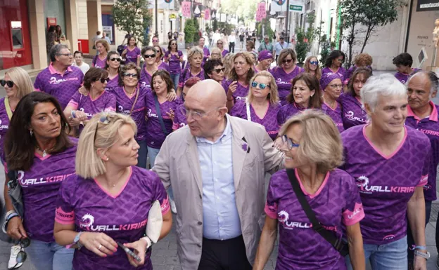 El alcalde de Valladolid, Jesús Julio Carnero, mantiene un encuentro con 'Vallkirias Pisuerga', pregoneras de las Fiestas de San Lorenzo