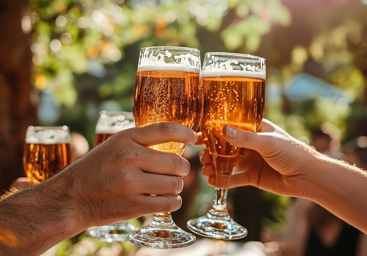 Brindis con cerveza, algo universal en España aunque al recipiente se le llame distinto