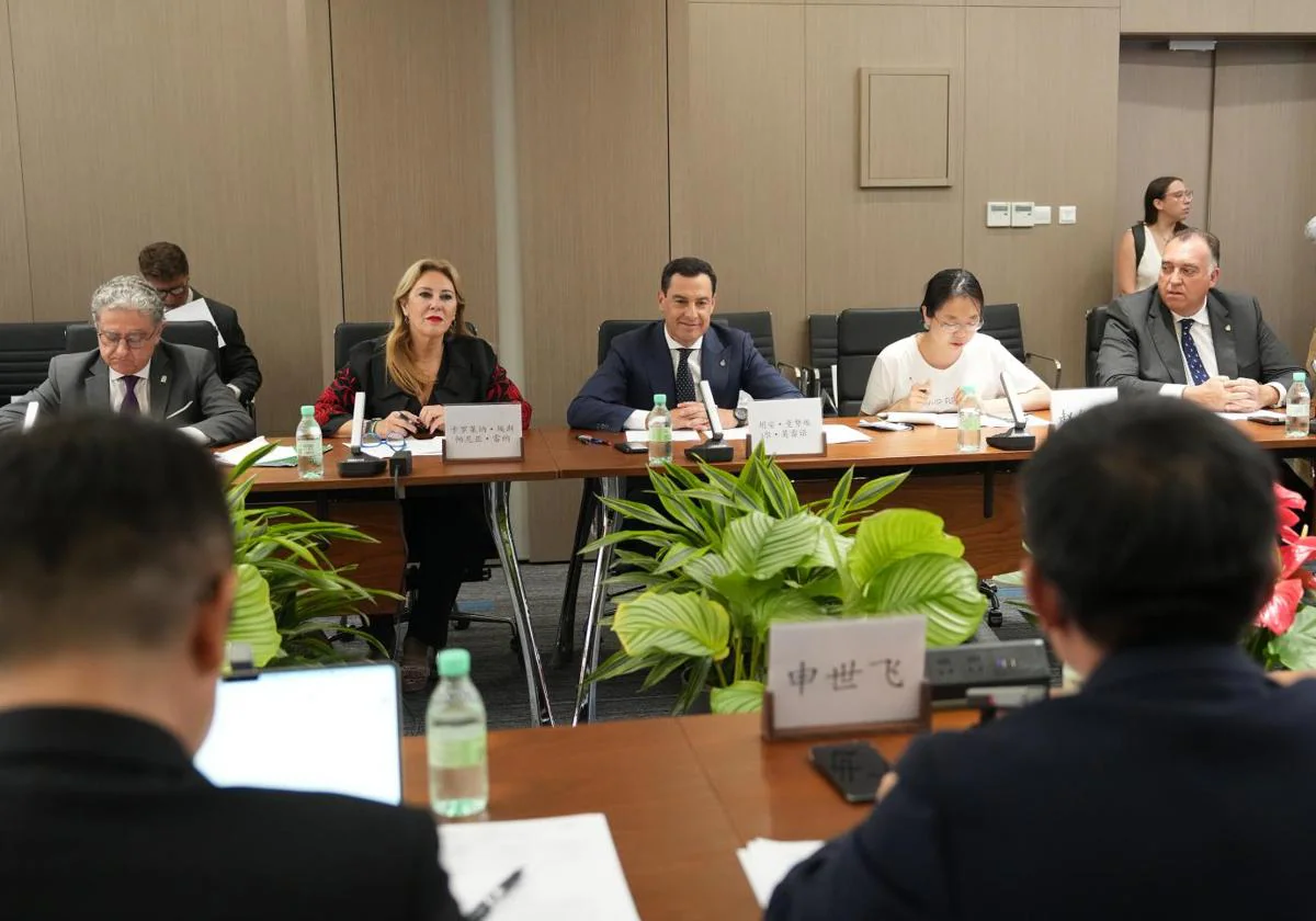 Moreno, en el centro de la representación de la Junta de Andalucía durante su visita a Málaga