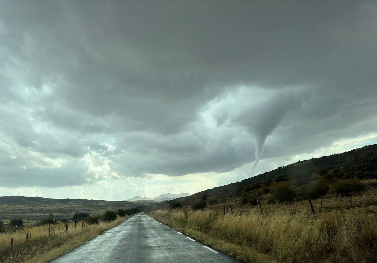 Un tornado a su paso por la localidad abulense de Riofrío, en la tarde de ayer, viernes