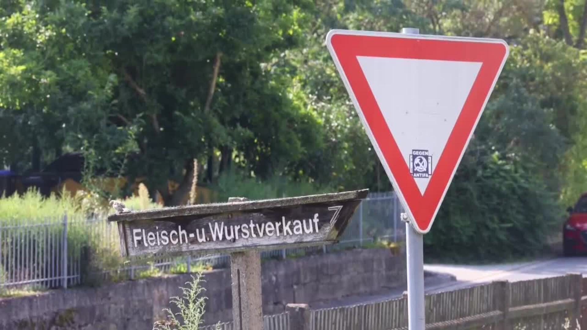 El candidato del partido de ultraderecha AfD por Turingia, Bjoern Hoecke, vota en Bornheim